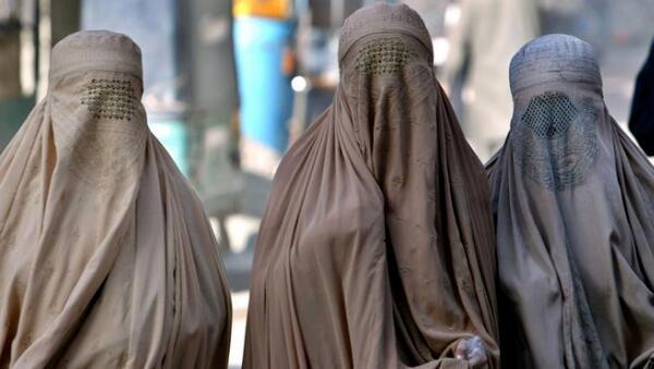 到现今2021年时候阿富汗女性生存状况女性罩袍价格上涨了10倍